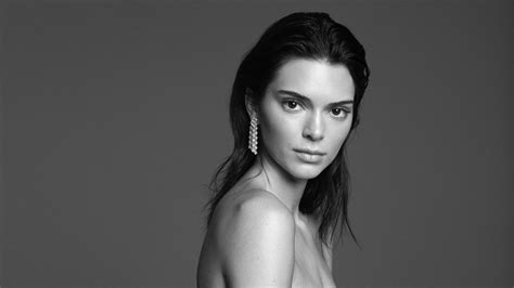 kendall nuda|Kendall Jenner pose topless avec une simple paire de collants ...